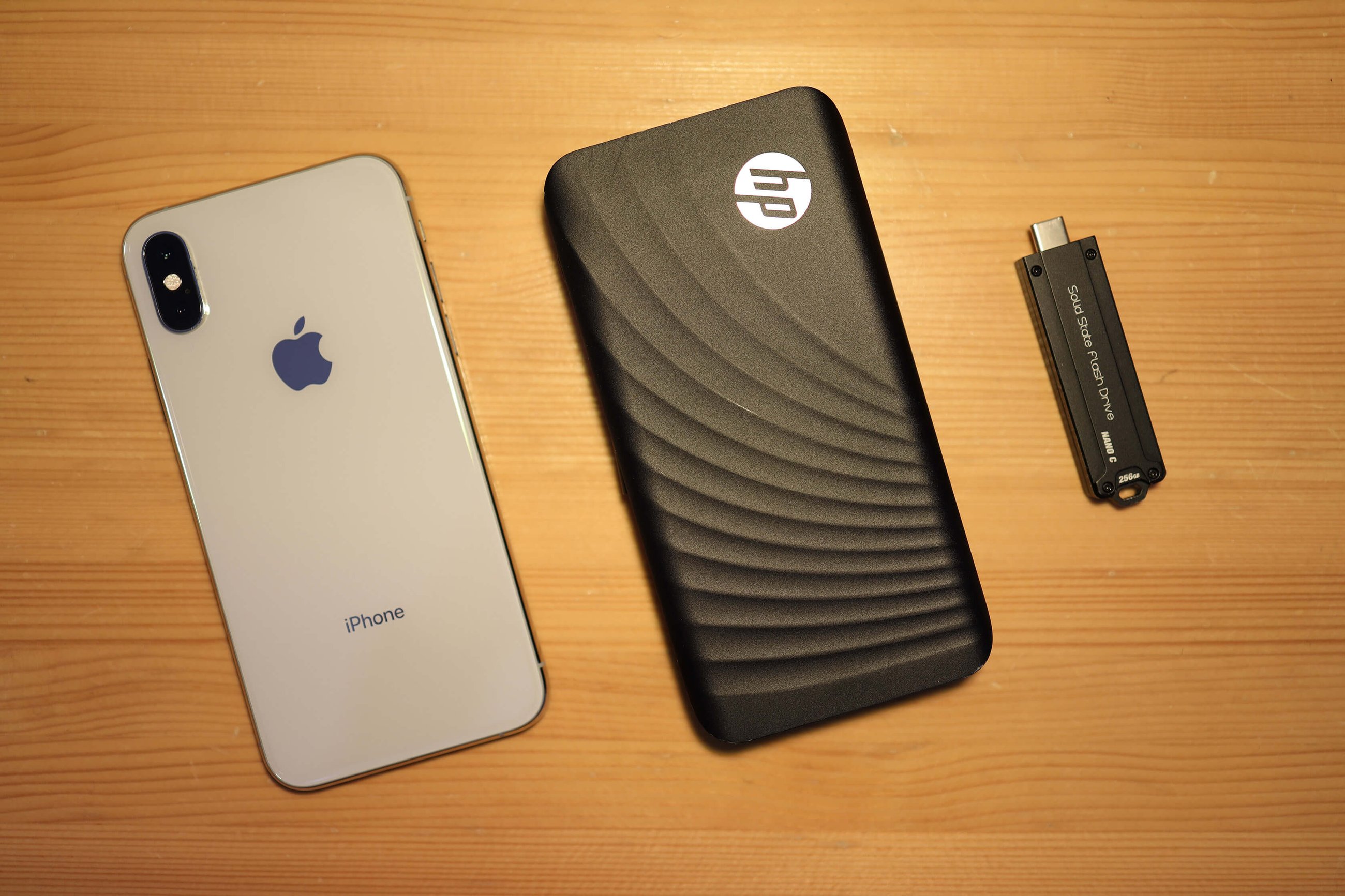 从左到右依次为 iPhone XS、HP P800 Thunderbolt3 SSD、CHIPFANCIER USB3.1 Gen2 Type-C SSD