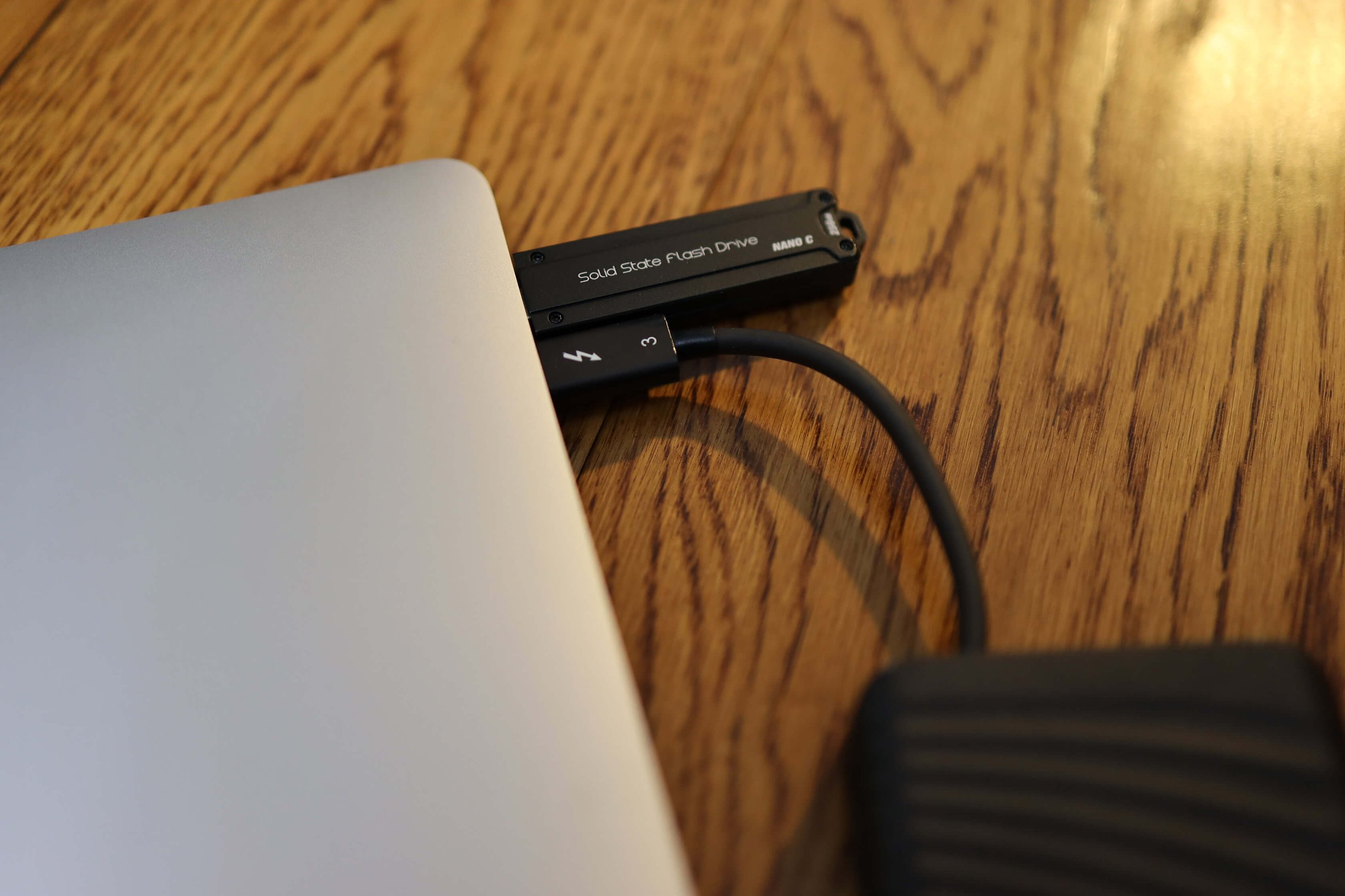 在 MacBook Pro 上，即使一个接口安装上了 CHIPFANCIER 的 SSD U盘，其旁边的接口仍然有空间连接其他 Type-C 设备。